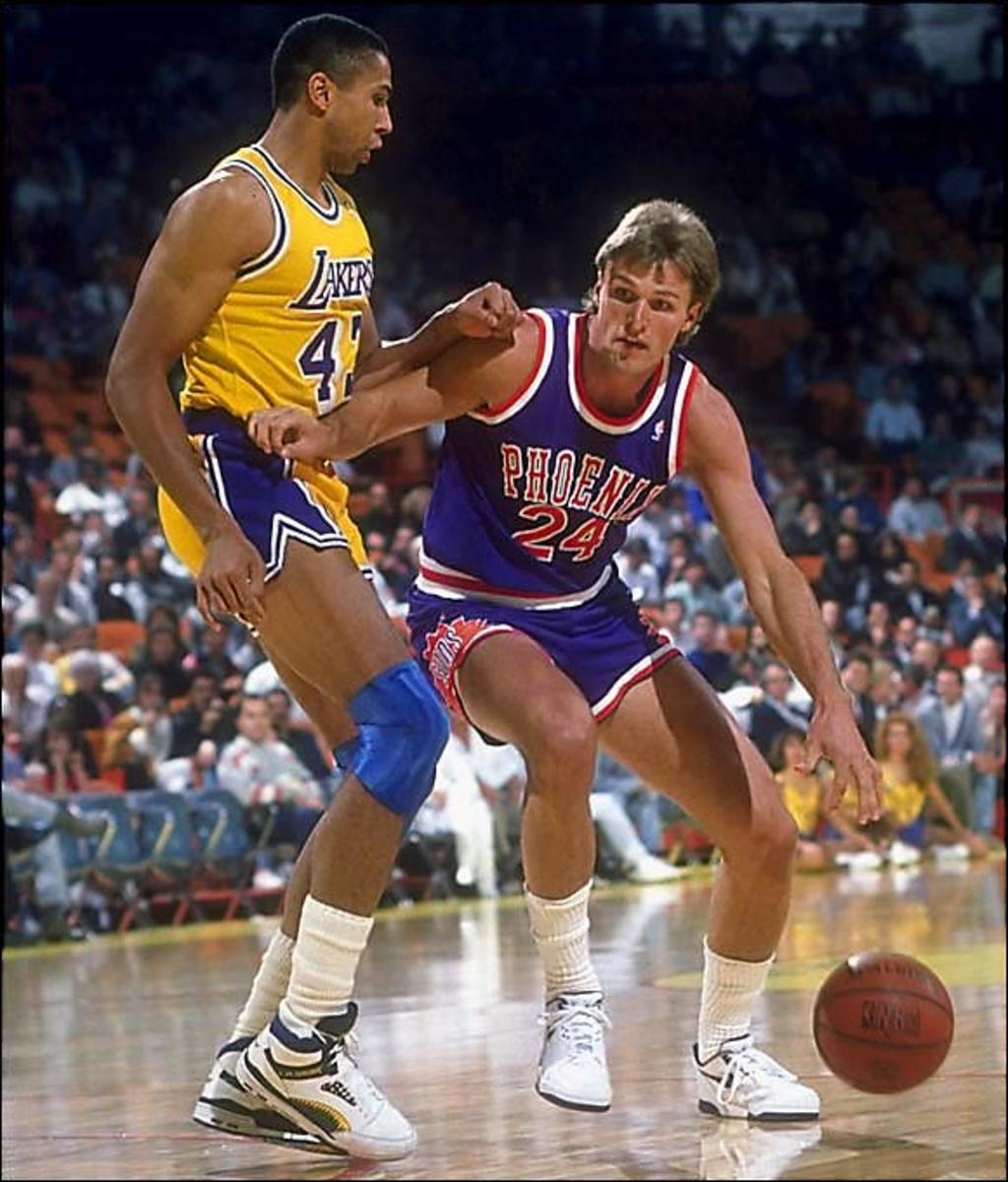 Suns defeat Lakers